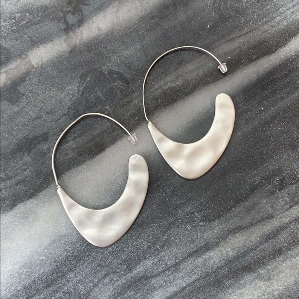 Pretty minimalistic silver earrings 😍
